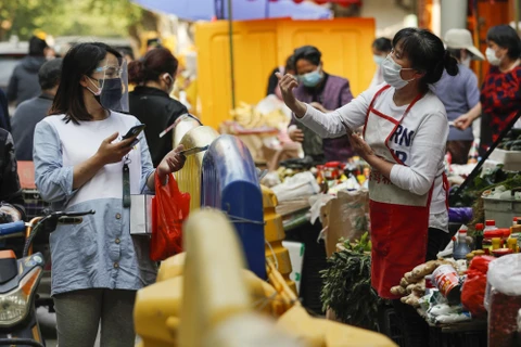 Người dân mua sắm tại một khu chợ tại Vũ Hán, Trung Quốc. (Ảnh: THX/TTXVN)