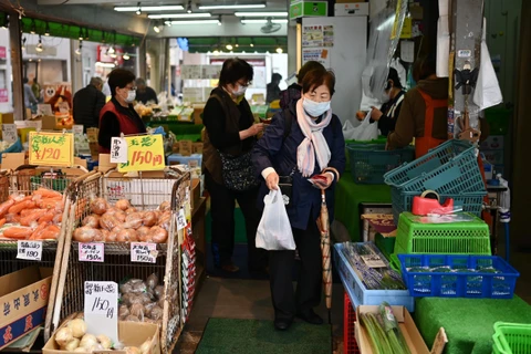 Người dân đeo khẩu trang phòng lây nhiễm COVID-19 tại một siêu thị ở Tokyo, Nhật Bản. (Ảnh: AFP/TTXVN)