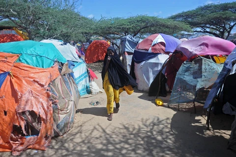 Khu trại tạm dành cho những người phải rời bỏ nhà cửa lánh nạn do hạn hán kéo dài tại ngoại ô Mogadishu, Somalia. (Ảnh: AFP/TTXVN)