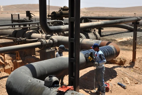 Đường ống dẫn dầu tại cơ sở lọc dầu Arak, cách thành phố Palmyra ở tỉnh Homs, Syria, 35km về phía đông bắc. (Ảnh: AFP/TTXVN)