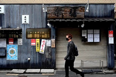 Nhiều nhà hàng phải đóng cửa do dịch COVID-19 tại Tokyo, Nhật Bản, ngày 28/4/2020. (Ảnh: AFP/TTXVN)