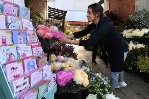 Một cửa hàng hoa mở cửa trở lại sau khi Chính phủ công bố kế hoạch nới lỏng " an toàn - COVID" theo lộ trình 3 giai đoạn tại Melbourne, Australia,ngày 8/5/2020. (Ảnh: AFP/TTXVN)