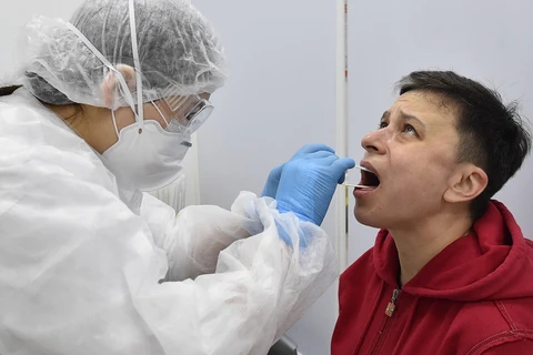 Nhân viên y tế lấy mẫu xét nghiệm COVID-19 tại Moskva, Nga ngày 2/5/2020. (Ảnh: AFP/TTXVN)