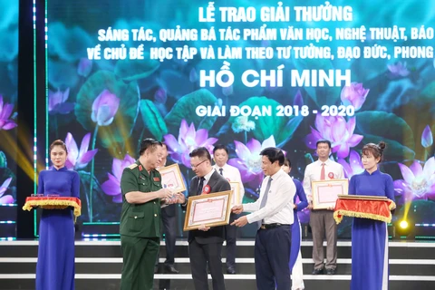 Ban tổ chức trao giải thưởng cho Thông tấn xã Việt Nam. (Ảnh: Phương Hoa/TTXVN)