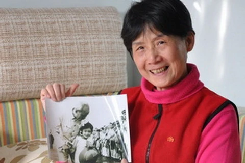 Bà Vương Phong và bức ảnh quý chụp với Bác Hồ khi xưa. (Nguồn: doanthanhnien.vn)
