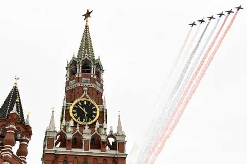 Máy bay Sukhoi Su-25 của Nga thả làn khói biểu trưng cho màu sắc quốc kỳ Nga trong lễ diễu binh qua điện Kremlin và Quảng trường đỏ ở Moskva, nhân kỷ niệm 75 năm Ngày chiến thắng phát xít Đức, ngày 9/5/2020. (Ảnh: AFP/TTXVN)