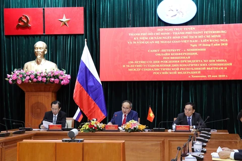 Ủy viên Bộ Chính trị, Bí thư Thành ủy Thành phố Hồ Chí Minh Nguyễn Thiện Nhân (giữa) chủ trì Hội nghị. (Ảnh: Xuân Khu/TTXVN)