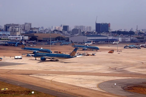 Máy bay của các hãng hàng không đậu tại sân bay Tân Sơn Nhất. (Ảnh: Ngọc Hà/TTXVN)