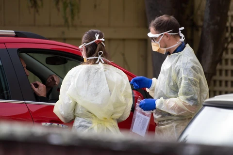 Nhân viên y tế lấy mẫu xét nghiệm COVID-19 tại Lower Hutt, gần Wellington, New Zealand, ngày 20/4/2020. (Ảnh: AFP/TTXVN)