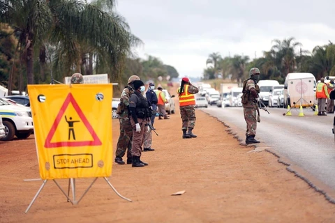 Lực lượng liên ngành kiểm tra các phương tiện giao thông trong thời gian Nam Phi áp dụng lệnh phong tỏa toàn quốc. (Ảnh: Phi Hùng/TTXVN)