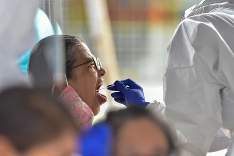 Nhân viên y tế lấy mẫu xét nghiệm COVID-19 cho người dân tại Petaling Jaya, Selangor, Malaysia, ngày 10/5/2020. (Ảnh: THX/TTXVN)