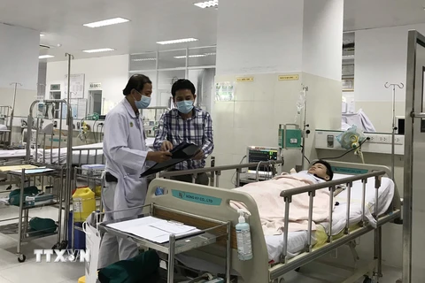 Học sinh bị thương do cây phượng bật gốc đè trúng đang được điều trị tại Khoa Cấp cứu - Bệnh viện Nhi đồng 2. (Ảnh: Đinh Hằng/TTXVN)