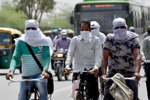 Người dân Ấn Độ đeo khẩu trang phòng dịch COVID-19 khi lưu thông trên đường phố ở New Delhi ngày 27/5/2020. (Ảnh: ANI/TTXVN)