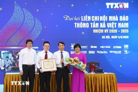 Ông Nguyễn Đức Lợi, Ủy viên Trung ương Đảng, Tổng giám đốc TTXVN trao bằng khen cho lãnh đạo LCHNB TTXVN nhiệm kỳ 2015-2020. (Ảnh: Thành Đạt/TTXVN)