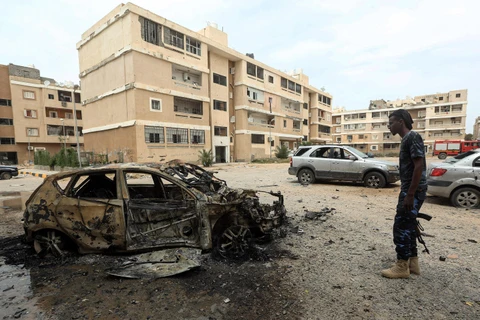 Hiện trường một vụ tấn công nhằm vào khu vực Bab Bin Ghashir, Tripoli, Libya, ngày 9/5/2020. (Ảnh: AFP/TTXVN)