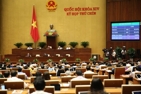 461/462 Đại biểu Quốc hội tán thành thông qua Nghị quyết phê chuẩn Hiệp định Bảo hộ đầu tư giữa một bên là CHXHCN Việt Nam và một bên là Liên minh Châu Âu và các nước thành viên Liên minh châu Âu (EVIPA). (Ảnh: Dương Giang/TTXVN)
