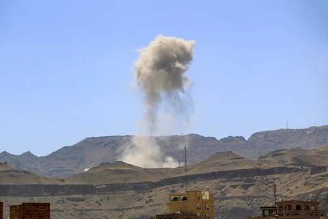 Khói bốc lên sau một vụ không kích tại Sanaa, Yemen. (Ảnh: AFP/TTXVN)