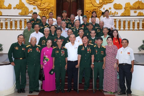 Phó Thủ tướng Thường trực Trương Hoà Bình với đoàn đại biểu người có công tỉnh Nghệ An. (Ảnh: Lâm Khánh/TTXVN)