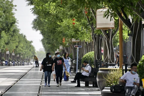 Người dân di chuyển trên phố ở thủ đô Bắc Kinh, Trung Quốc ngày 3/6/2020. (Ảnh: THX/TTXVN)