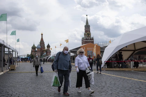 Người dân đeo khẩu trang phòng lây nhiễm COVID-19 khi tham quan hội chợ sách ở Moskva, Nga, ngày 6/6/2020. (Ảnh: THX/TTXVN)