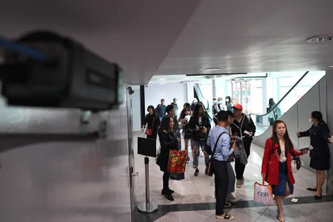 Hành khách nhập cảnh tại sân bay quốc tế Phnom Penh, Campuchia. (Ảnh: AFP/TTXVN)