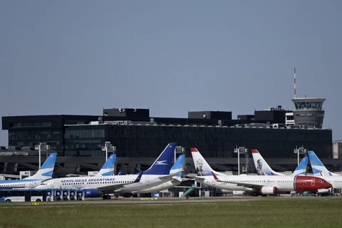 Máy bay thương mại nằm chờ tại sân bay Jorge Newbery ở Buenos Aires, Argentina, ngày 20/3/2020. (Ảnh: AFP/TTXVN)
