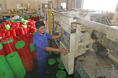 Công ty CP Đỗ Gia, cụm công nghiệp An Xá, thành phố Nam Định, chuyên sản xuất đồ nhựa gia dụng. (Ảnh: Trần Việt/TTXVN)