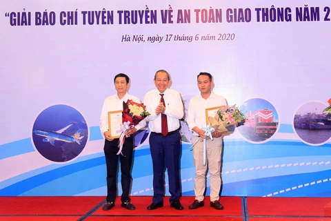 Phó Thủ tướng Thường trực Trương Hòa Bình trao giải Nhất cho các tác giả. (Ảnh: Diễm Quỳnh/TTXVN)