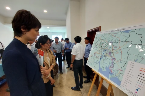 Đại biểu tham quan bản đồ về hệ thống giao thông kết nối vùng kinh tế trong điểm phía Nam. (Ảnh: Huỳnh Ngọc Sơn/TTXVN)