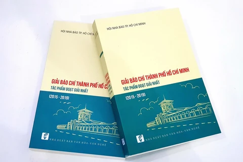 Tập sách "Giải báo chí Thành phố Hồ Chí Minh". (Ảnh: Thanh Vũ/TTXVN)