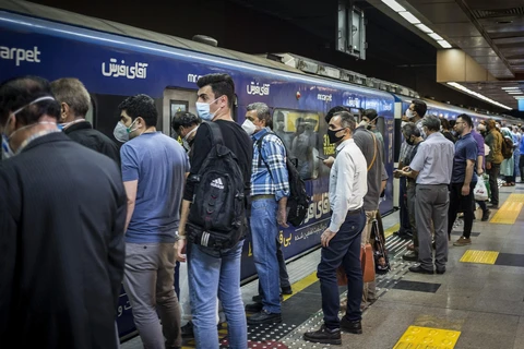 Người dân đeo khẩu trang phòng lây nhiễm COVID-19 tại ga tàu điện ngầm ở Tehran, Iran, ngày 30/5/2020. (Ảnh: THX/TTXVN)