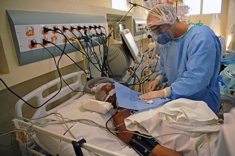 Nhân viên y tế điều trị cho bệnh nhân COVID-19 tại bệnh viện ở Niteroi, Rio de Janeiro, Brazil, ngày 22/6/2020. (Ảnh: AFP/TTXVN)