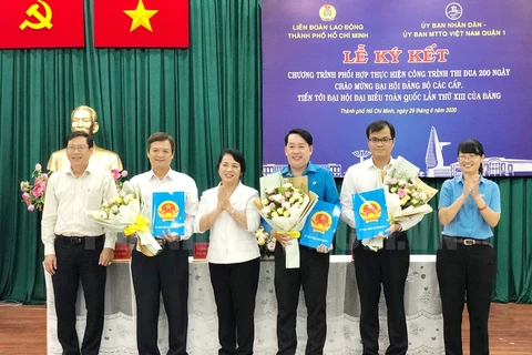Bí Thư Quận ủy quận 1 Trần Kim Yến và Chủ tịch Liên đoàn Lao động Thành phố Trần Thị Diệu Thuý tặng hoa chúc mừng các đơn vị ký kết phối hợp. (Nguồn: hcmcpv.org.vn)