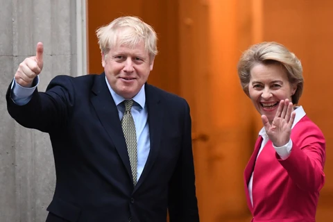 Thủ tướng Anh Boris Johnson (trái) và Chủ tịch Ủy ban châu Âu Ursula von der Leyen (phải) tại cuộc gặp ở London ngày 8/1/2020. (Ảnh: AFP/TTXVN)