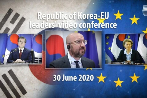 Tổng thống Hàn Quốc Moon Jae-in, Chủ tịch Hội đồng EU Charles Michel và Chủ tịch Ủy ban châu Âu (EC) Ursula von der Leyen trong hội nghị trực tuyến. (Nguồn: consilium.europa.eu)