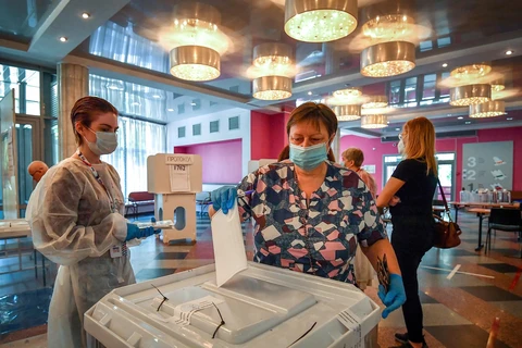 Người dân bỏ phiếu sớm về đề xuất cải cách Hiến pháp tại điểm bỏ phiếu ở thủ đô Moskva, Nga ngày 25/6/2020. (Ảnh: AFP/TTXVN)