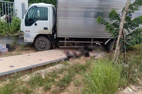 Vĩnh Phúc: Xe máy lao vào xe tải khiến 3 người thương vong