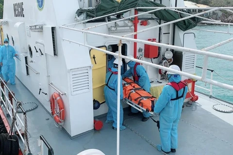 Bệnh nhân Kaidalov Oleksandr được lực lượng cứu hộ đưa từ tàu SAR27-01 lên bờ sau khi cập cảng Nha Trang an toàn. (Ảnh: TTXVN)