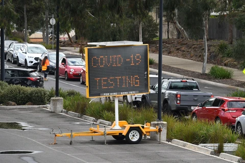 Các phương tiện xếp hàng tại một điểm xét nghiệm COVID-19 ở Melbourne, Australia ngày 23/6/2020. (Ảnh: AFP/TTXVN)