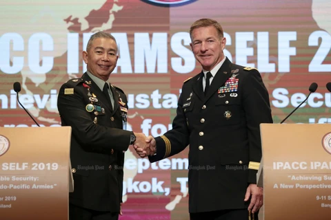 Chỉ huy quân đội Thái Lan Gen Apirat Kongsompong (trái) và Tham mưu trưởng quân đội Hoa Kỳ Gen James McConville bắt tay trong Hội nghị Chỉ huy trưởng Quân đội Ấn Độ-Thái Bình Dương lần thứ 11 được tổ chức tại Bangkok vào tháng 9 năm ngoái. (Nguồn: bangkok