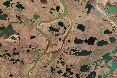 Vệt dầu diesel lớn trên sông Ambarnaya sau sự cố tràn dầu ở Norilsk thuộc vùng Siberia, Nga ngày 5/6/2020. (Ảnh: AFP/TTXVN)
