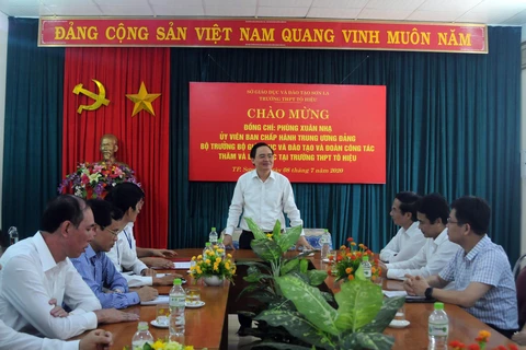 Bộ trưởng Bộ Giáo dục và Đào tạo Phùng Xuân Nhạ đến thăm và nói chuyện với Ban Giám hiệu trường THPT Tô Hiệu, thành phố Sơn La. (Ảnh: Hữu Quyết/TTXVN)