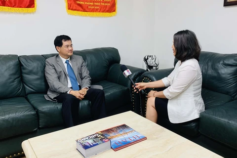 Ông Bùi Huy Sơn, Tham tán công sứ, Phụ trách Thương vụ Việt Nam tại Mỹ trả lời phỏng vấn phóng viên TTXVN tại Mỹ. (Ảnh: Ngọc Ánh/TTXVN)