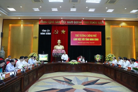 Quang cảnh buổi làm việc giữa Thủ tướng Nguyễn Xuân Phúc và cán bộ chủ chốt tỉnh Ninh Bình. (Ảnh: Thống Nhất/TTXVN)