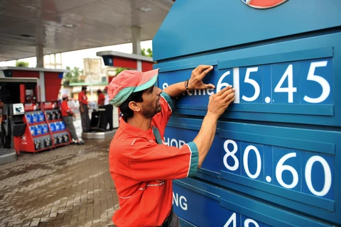 Niêm yết giá xăng dầu ở Karachi, Pakistan. (Ảnh: AFP/TTXVN)