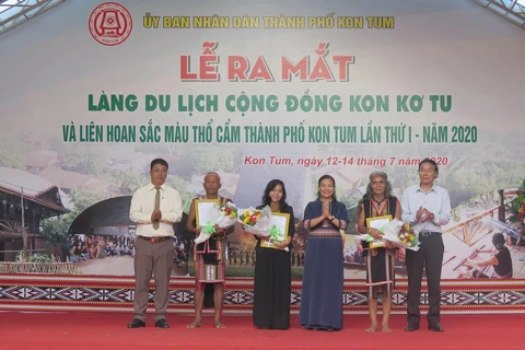 UBND tỉnh Kon Tum trao quyết định công nhận cho nhân dân làng du lịch cộng đồng Kon Kơ Tu. (Ảnh: Dư Toán/TTXVN)