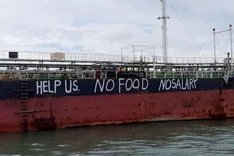 "Xin hãy giúp chúng tôi. Không thực phẩm. Không lương" - dòng chữ cầu cứu của các thủy thủ trên tàu Viettin 01. (Nguồn: NUSPM)