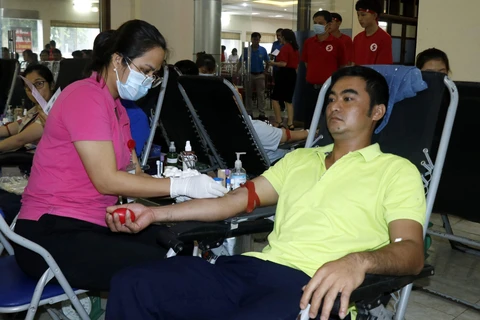 Người dân thành phố Lào Cai tham gia hiến máu tình nguyện tại Chương trình. (Ảnh: Quốc Khánh/TTXVN)