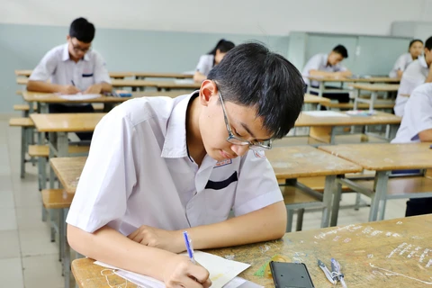 Thí sinh làm bài thi môn Toán tại điểm thi Trường Trung học Cơ sở Trần Văn Ơn, quận 1. (Ảnh: Hồng Giang/TTXVN)