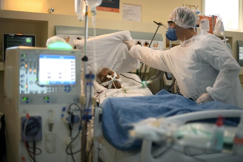 Nhân viên y tế chăm sóc bệnh nhân mắc COVID-19 tại một bệnh viện ở Rio de Janeiro, Brazil ngày 22/6/2020. (Ảnh: AFP/TTXVN)